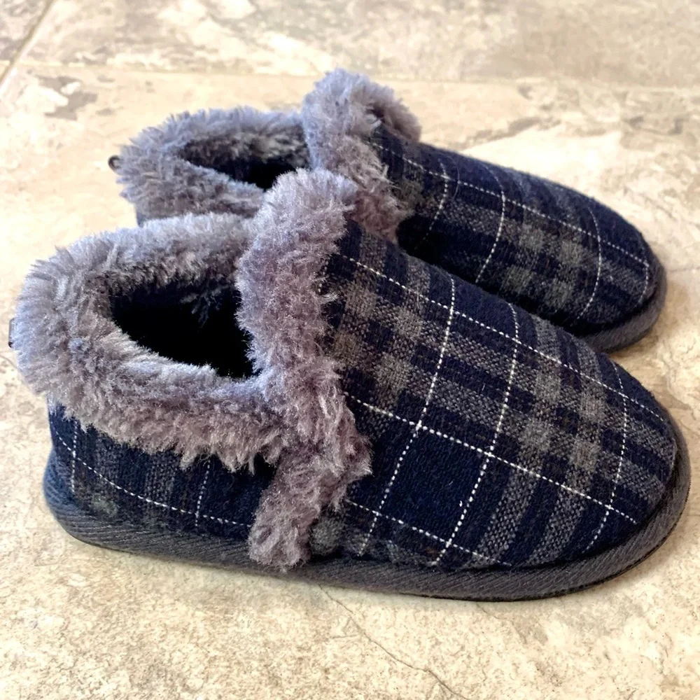 Boys “old man” Plaid fur slippers size 7-8